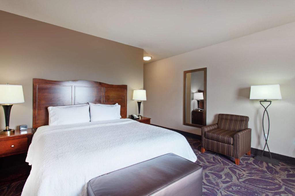 Postel nebo postele na pokoji v ubytování Hampton Inn Seattle/Everett Downtown