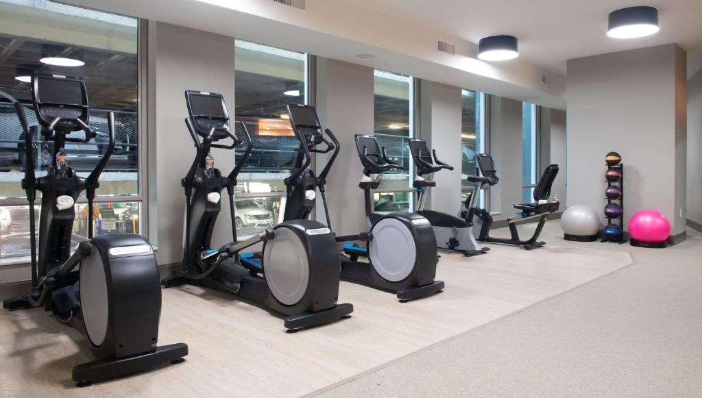 Fitness centrum a/nebo fitness zařízení v ubytování The Charter Hotel Seattle, Curio Collection By Hilton