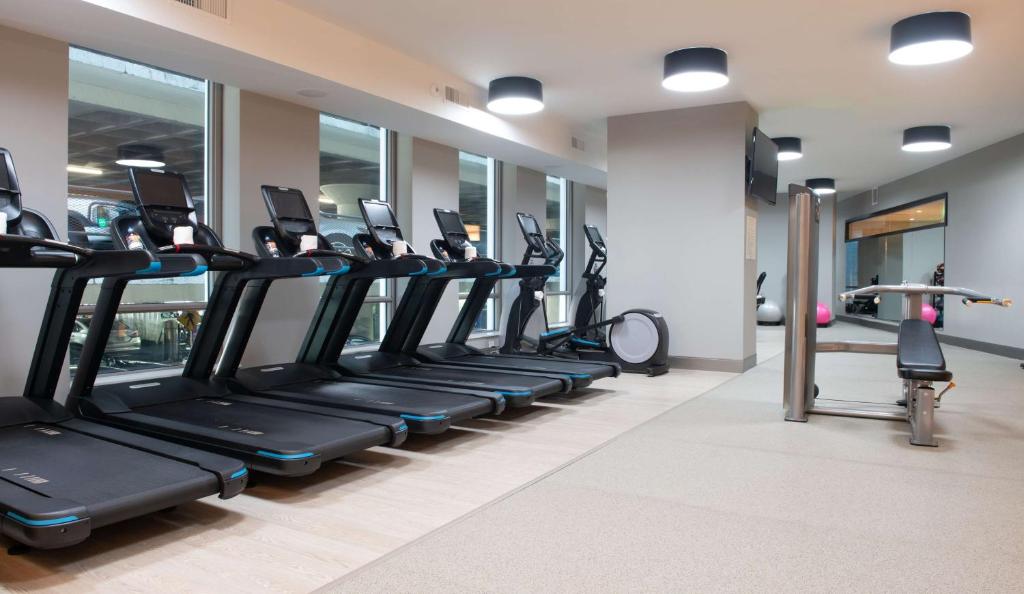 Fitness centrum a/nebo fitness zařízení v ubytování The Charter Hotel Seattle, Curio Collection By Hilton