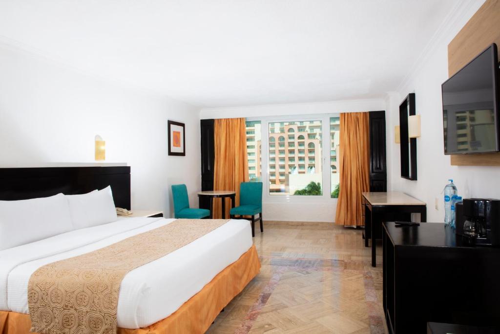 Cama ou camas em um quarto em Krystal Cancun