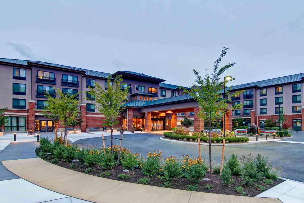 un edificio con un patio con árboles y plantas en Hilton Garden Inn Seattle/Issaquah, en Issaquah