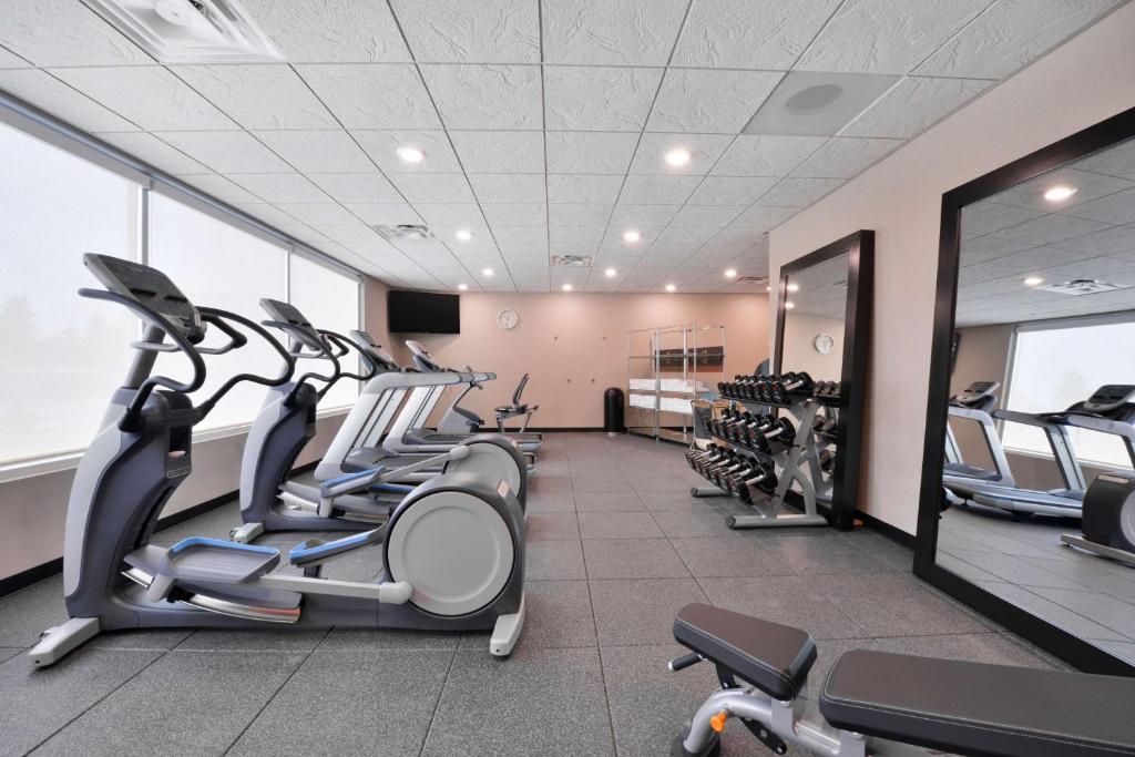 Fitness centrum a/nebo fitness zařízení v ubytování Home2 Suites By Hilton DuPont