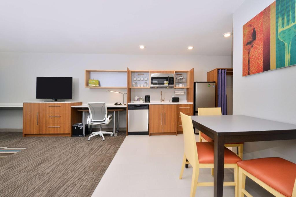 Kuchyň nebo kuchyňský kout v ubytování Home2 Suites By Hilton DuPont