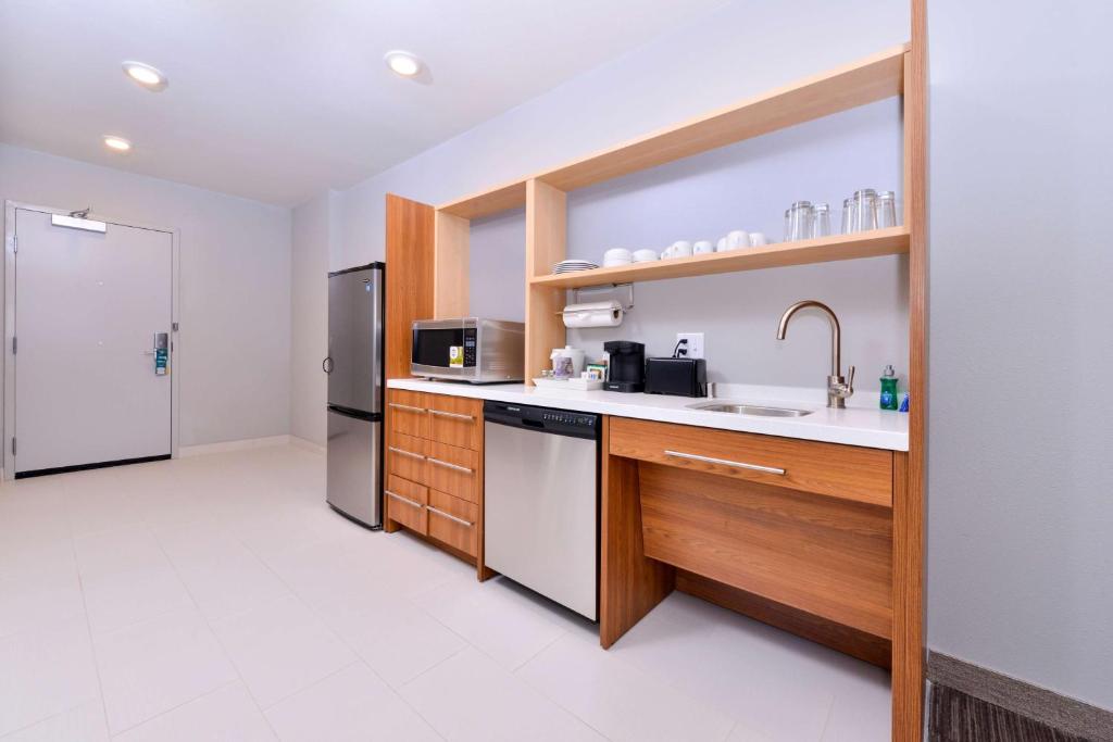 Kuchyň nebo kuchyňský kout v ubytování Home2 Suites By Hilton DuPont