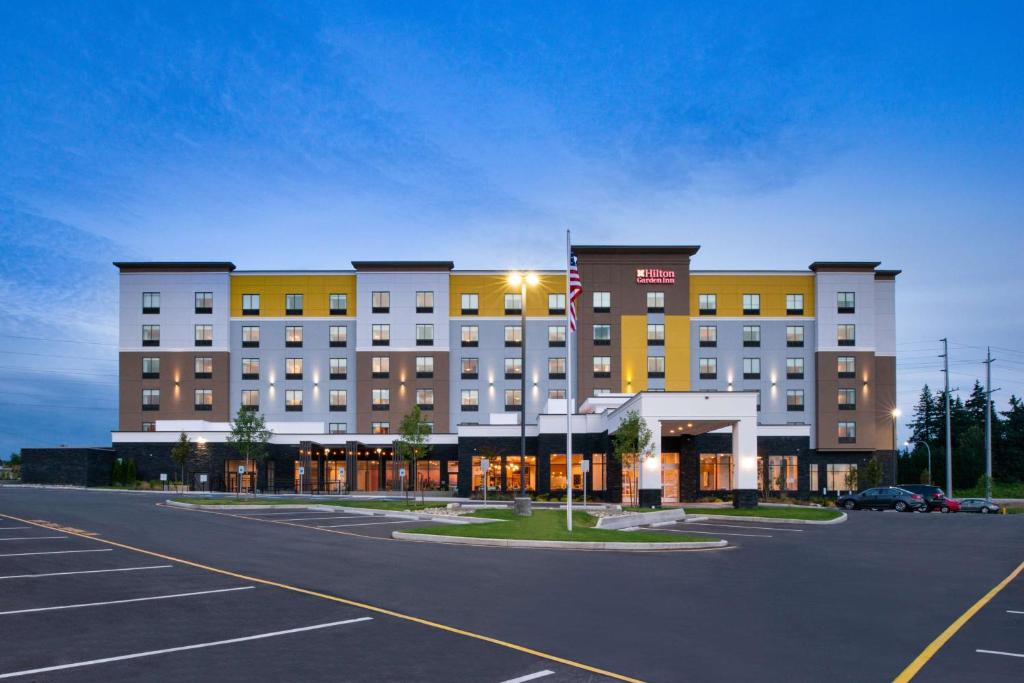 リンウッドにあるHilton Garden Inn Seattle Lynnwood, Waのホテルの正面に駐車場があります。