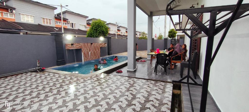 Kampong Bota RoadにあるRania Homestay With Private Pool Seri Iskandar Perak Near UTP UITMの裏庭のスイミングプール付きハウス