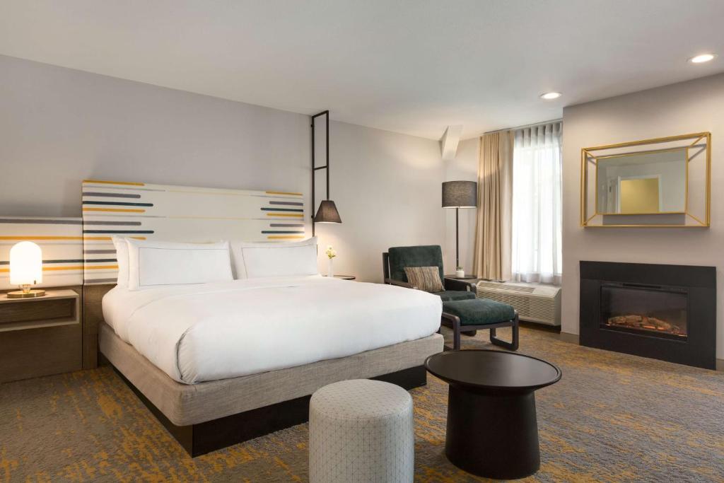 DoubleTree by Hilton Campbell - Pruneyard Plaza photo