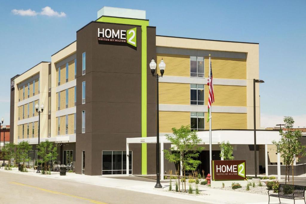 un edificio de oficinas con un signo hipotecario frente a él en Home2 Suites by Hilton Salt Lake City-Murray, UT en Murray