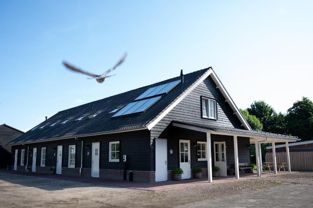una casa con paneles solares en el techo en Holiday home de Stamhoeve, en Biezenmortel