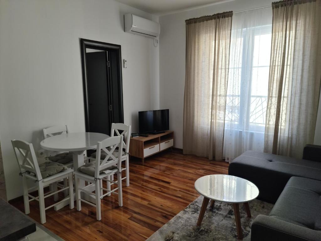 ein Wohnzimmer mit einem Tisch und einem Sofa in der Unterkunft Iva&Niki Ledine in Belgrad