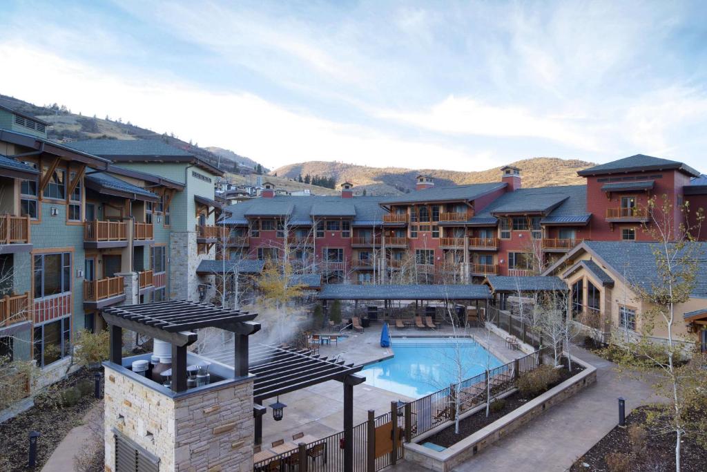 uma vista aérea de um resort com uma piscina em Hilton Grand Vacations Club Sunrise Lodge Park City em Park City