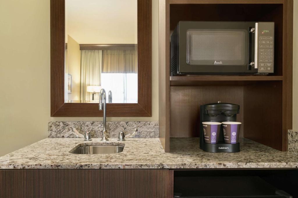 Embassy Suites by Hilton Salt Lake West Valley City - Gran Sala De Rey Con Sofá Cama - No Fumadores