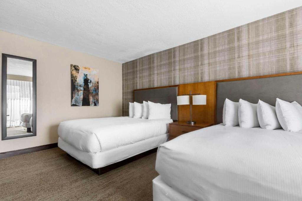 Postel nebo postele na pokoji v ubytování DoubleTree by Hilton Hotel Park City - The Yarrow