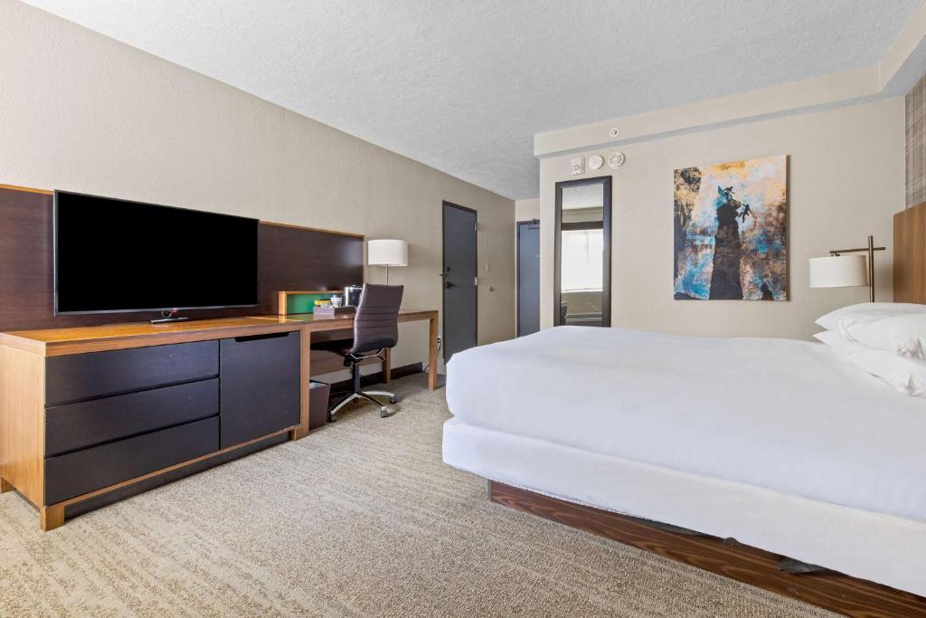 Postel nebo postele na pokoji v ubytování DoubleTree by Hilton Hotel Park City - The Yarrow