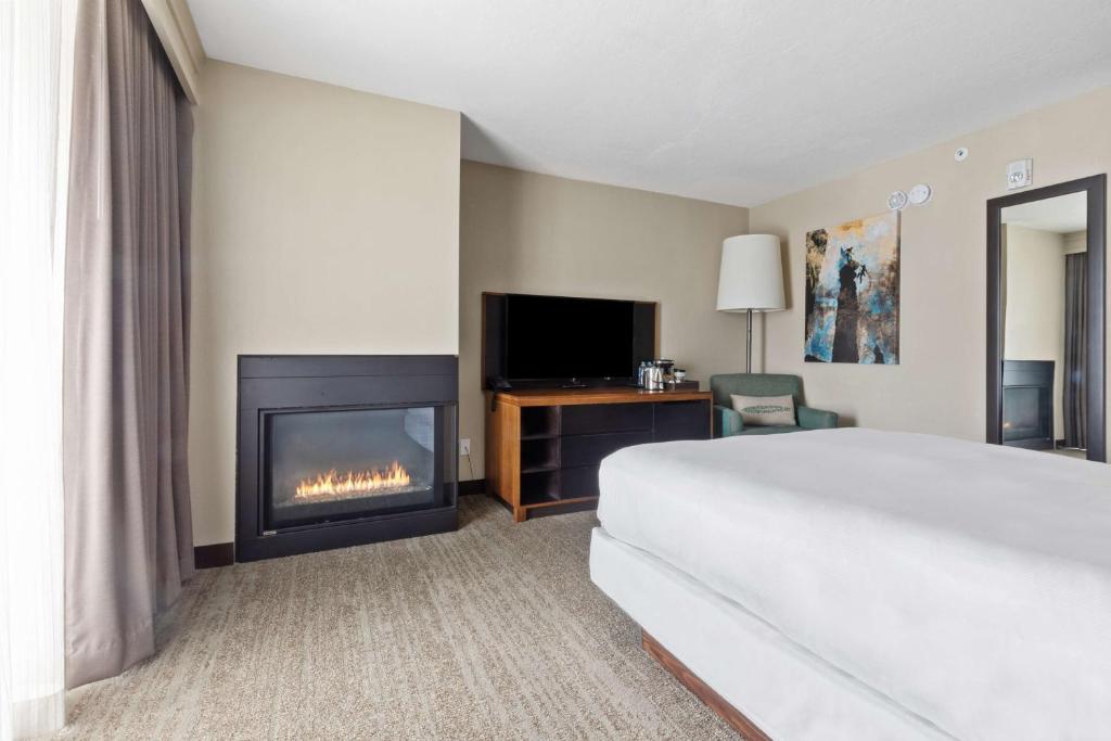Postel nebo postele na pokoji v ubytování DoubleTree by Hilton Hotel Park City - The Yarrow