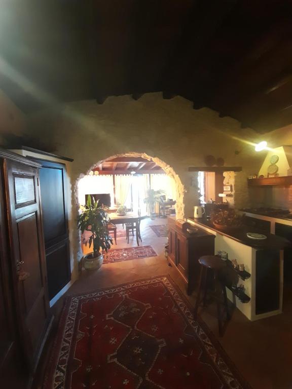 uma cozinha com um arco no meio de uma sala em Antica Dimora Historic Building em Enna