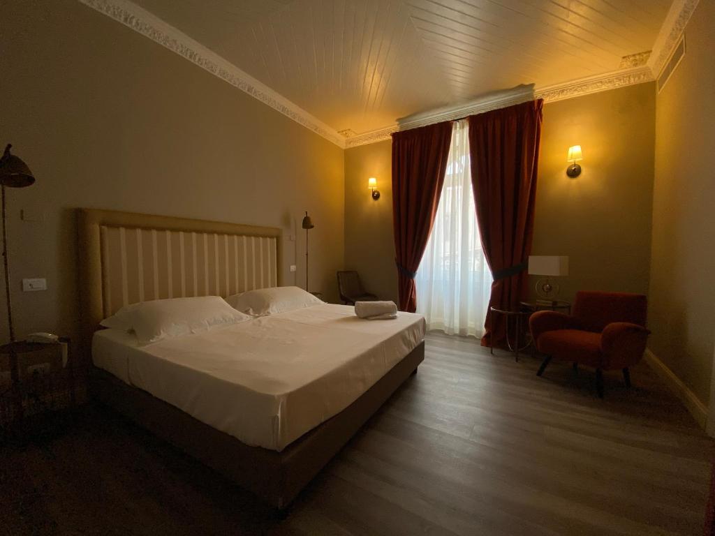 Postel nebo postele na pokoji v ubytování Lanterne Magiche Ortigia Suites