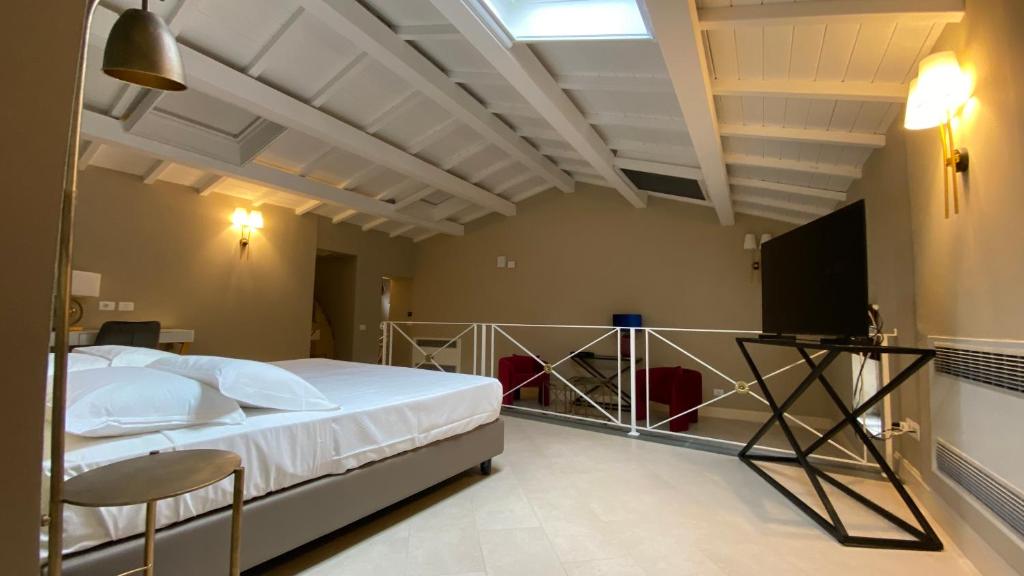 Postel nebo postele na pokoji v ubytování Lanterne Magiche Ortigia Suites