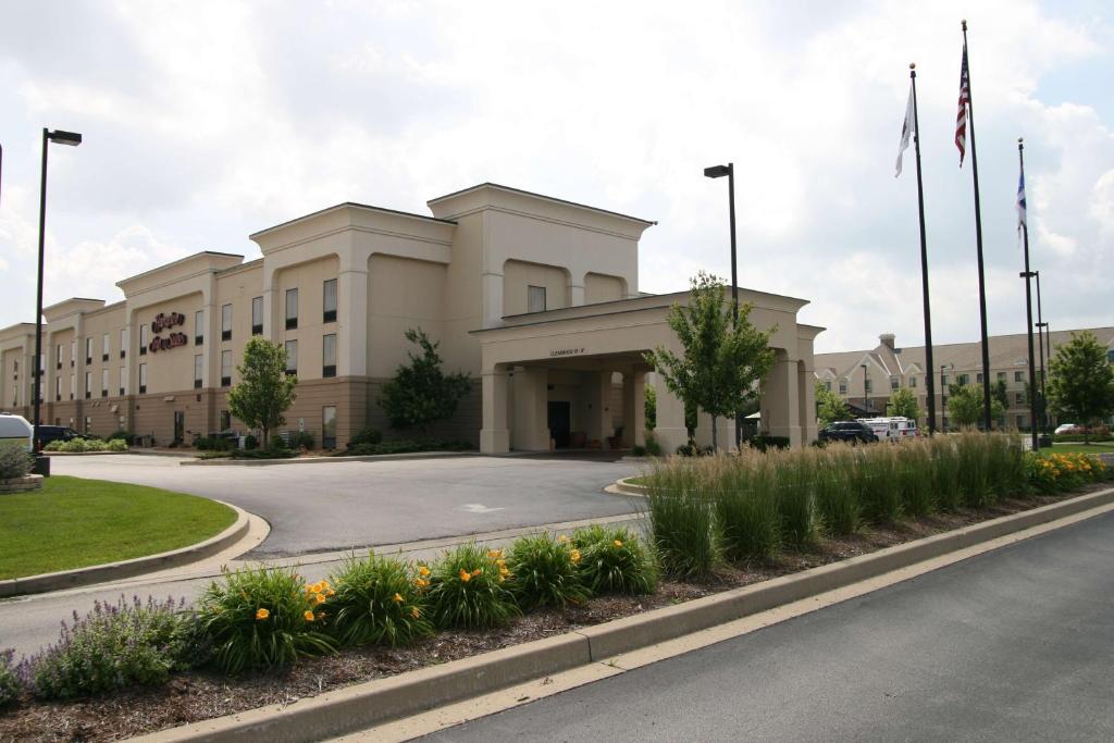 un edificio con banderas frente a una calle en Hampton Inn & Suites, Springfield SW, en Springfield