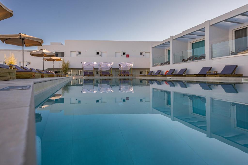 Bazén v ubytování Mirage Bleu Hotel nebo v jeho okolí