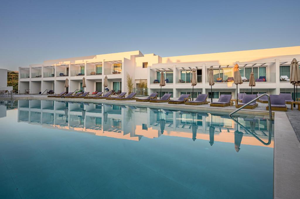 Bazén v ubytování Mirage Bleu Hotel nebo v jeho okolí