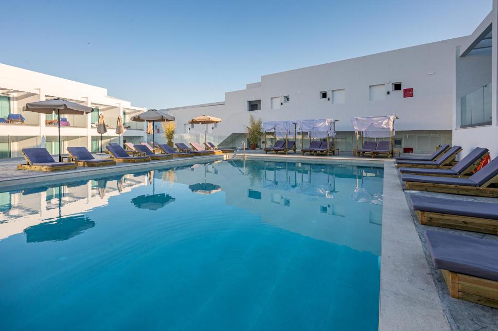 Bazén v ubytování Mirage Bleu Hotel nebo v jeho okolí