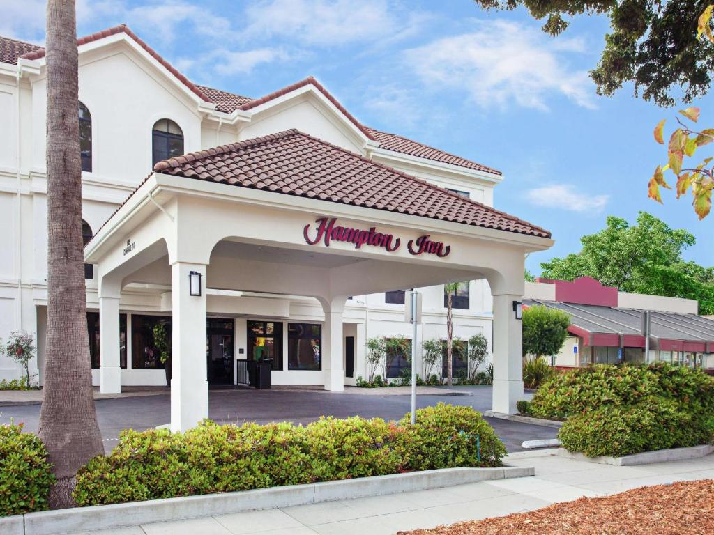 a building with a sign that reads pharmacy club at Hampton Inn Santa Cruz in Santa Cruz