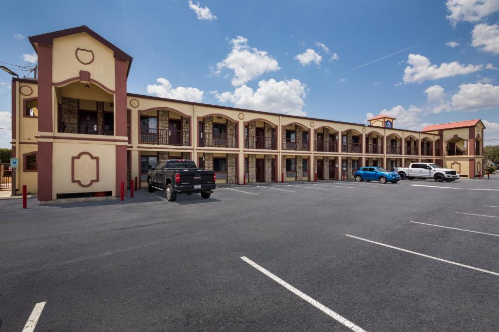 Americas Best Value Inn Buda photo