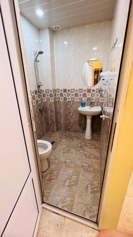 Koupelna v ubytování MarNar Hotel