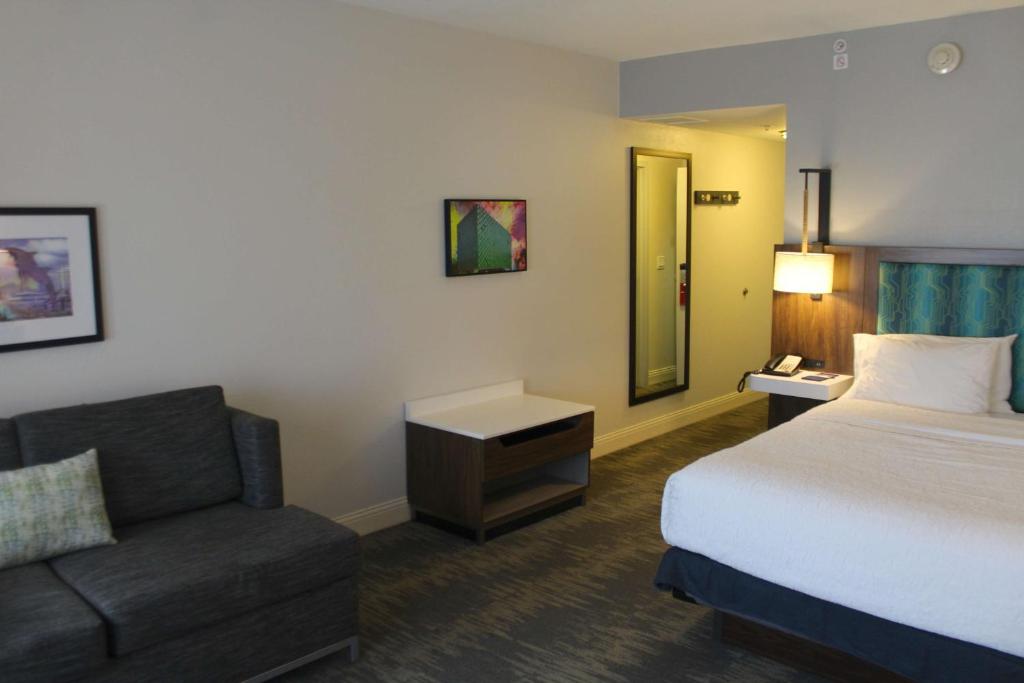 Hampton Inn & Suites Sarasota / Bradenton - Airport - Premium King Room Met Bankbed - Niet -roken
