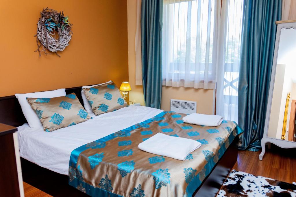 een slaapkamer met een bed met twee handdoeken erop bij private apartment hotel Regnum Bansko in Bansko