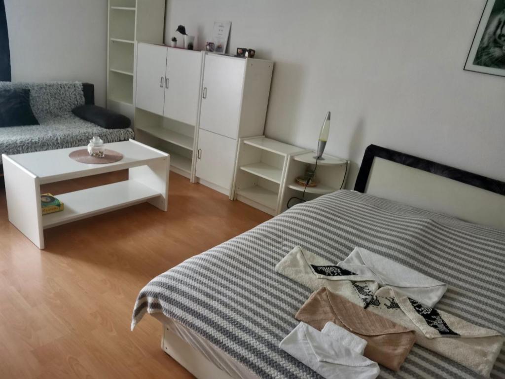 1 dormitorio con 1 cama, 1 mesa y 1 silla en Bajcsy Lak en Siófok