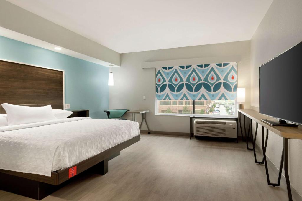 Tru by Hilton St. Charles St. Louis - King Room With Roll-In Shower - Mobility Access