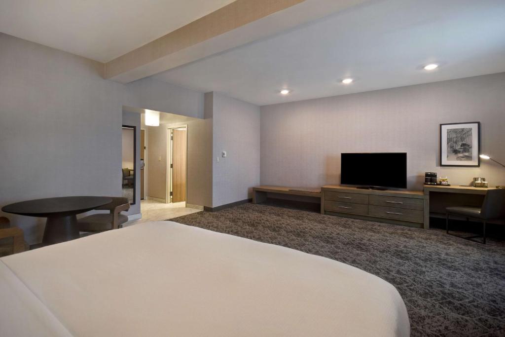 DoubleTree by Hilton St. Louis Airport, MO - Deluxe King Room
