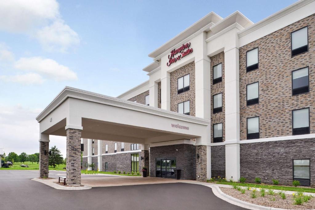 Hampton Inn & Suites Saint Paul Oakdale Woodbury في وودبري: واجهة الفندق