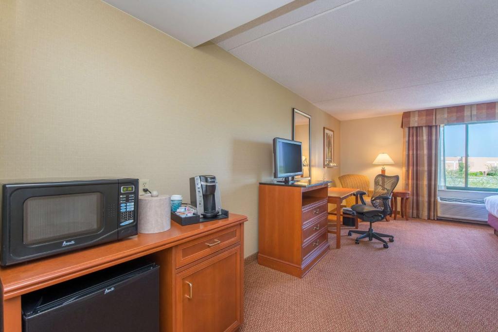 TV a/nebo společenská místnost v ubytování Hilton Garden Inn Fishkill