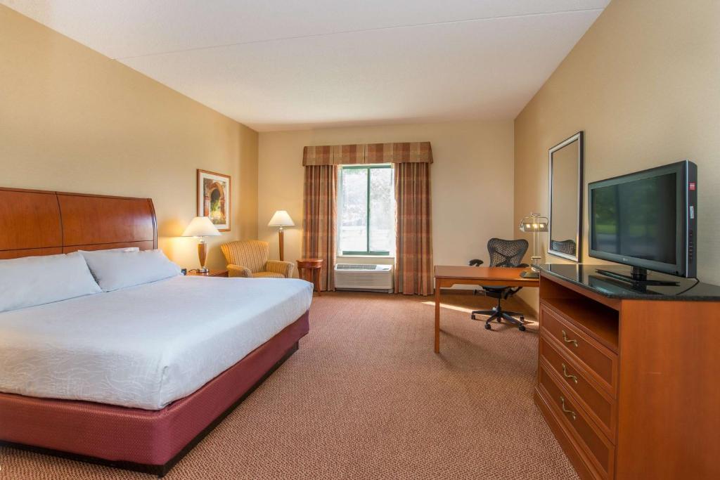TV a/nebo společenská místnost v ubytování Hilton Garden Inn Fishkill