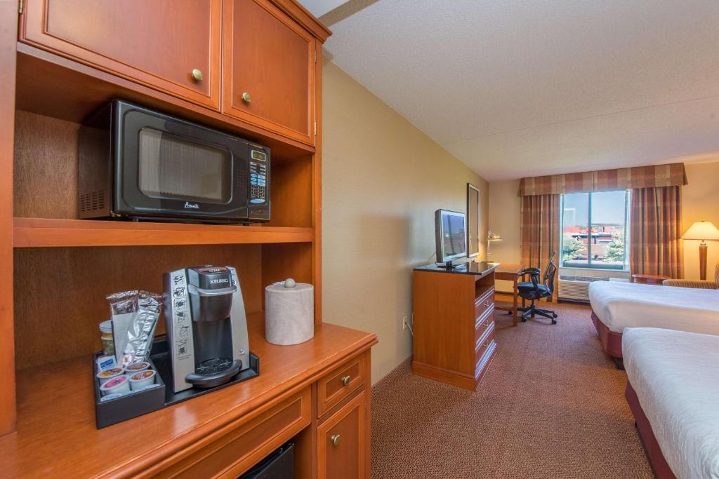Postel nebo postele na pokoji v ubytování Hilton Garden Inn Fishkill