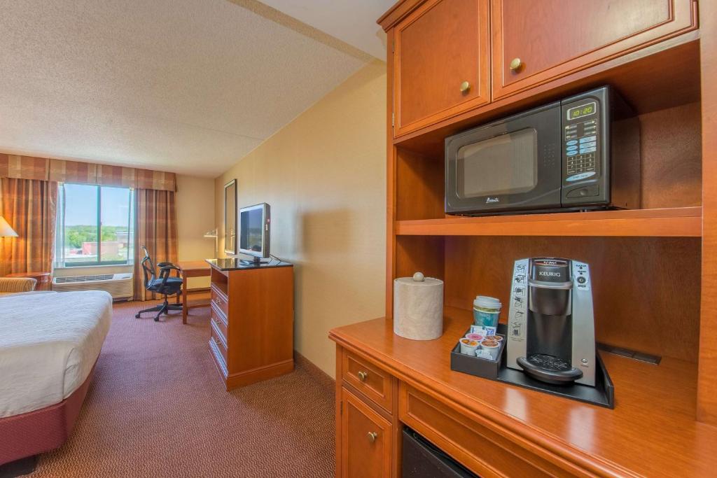 Postel nebo postele na pokoji v ubytování Hilton Garden Inn Fishkill