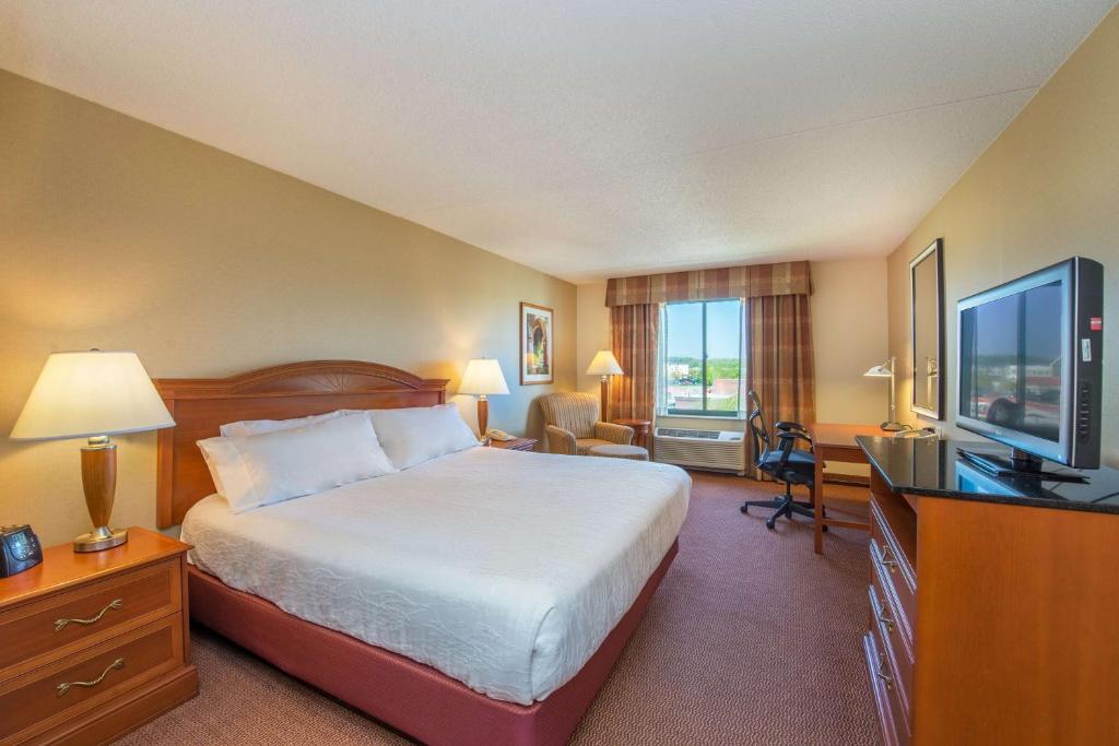 Postel nebo postele na pokoji v ubytování Hilton Garden Inn Fishkill