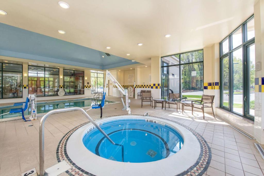 Bazén v ubytování Hilton Garden Inn Fishkill nebo v jeho okolí