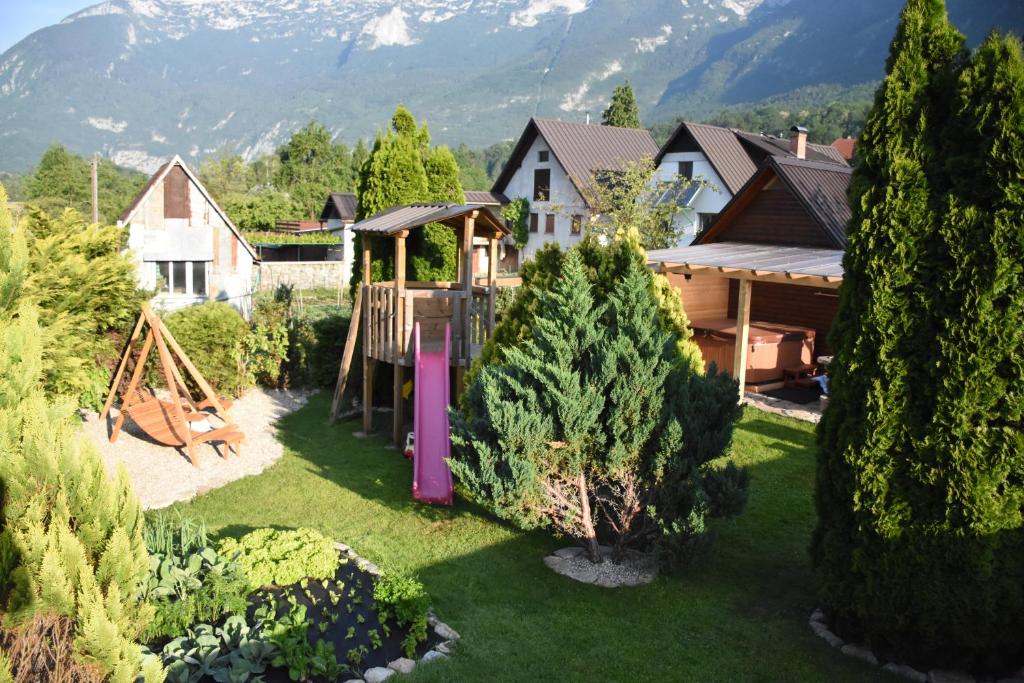 eine Luftansicht eines Hauses mit Spielplatz in der Unterkunft Apartments Mrakič in Bovec