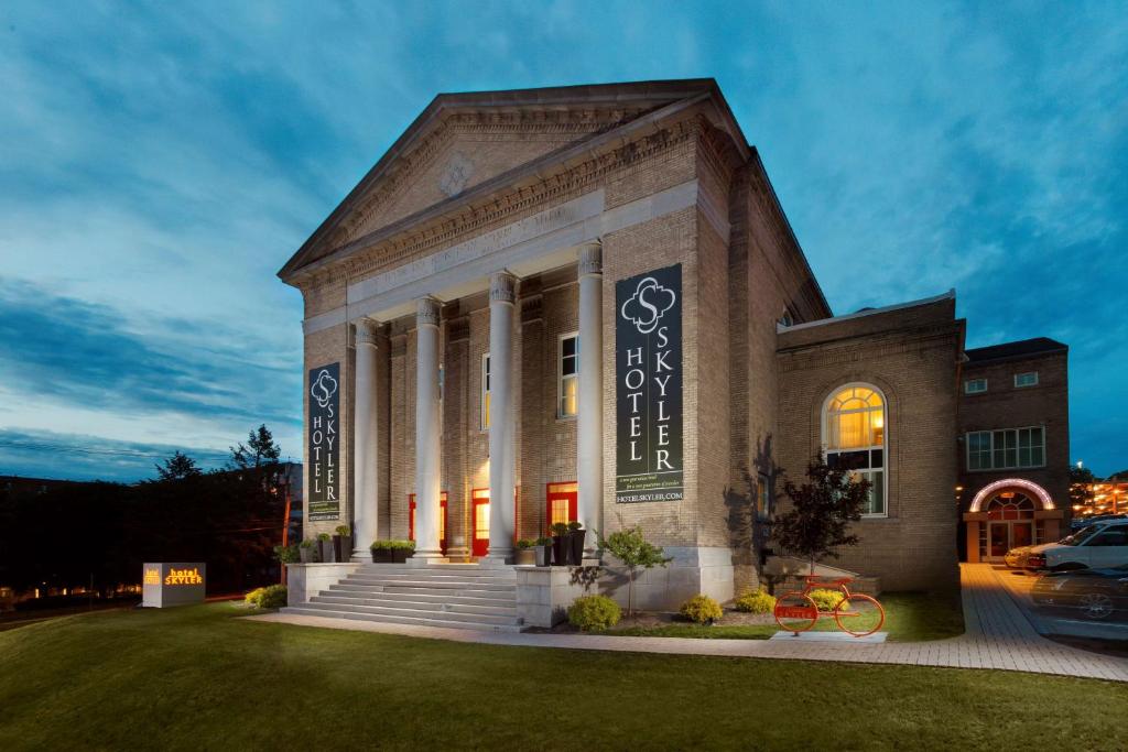 a large brick building with a front entrance at Hotel Skyler Syracuse, Tapestry Collection by Hilton in Syracuse