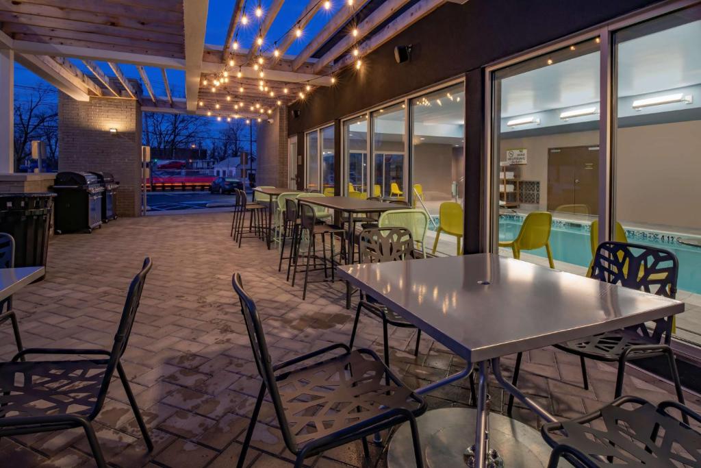 Restaurace v ubytování Home2 Suites By Hilton Wayne, NJ