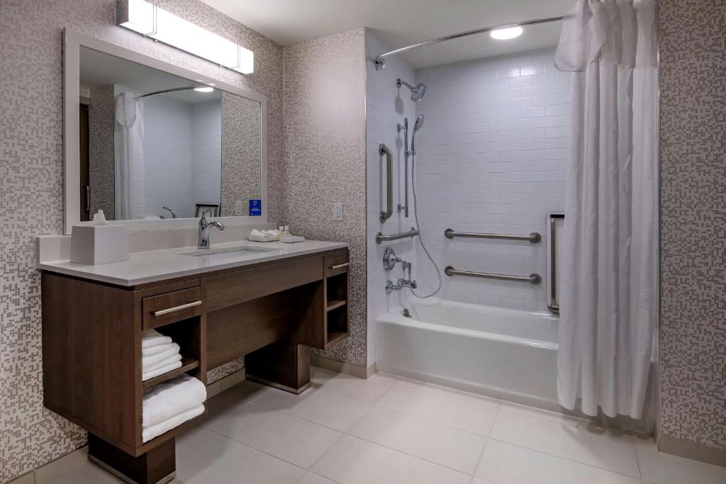 Koupelna v ubytování Home2 Suites By Hilton Wayne, NJ