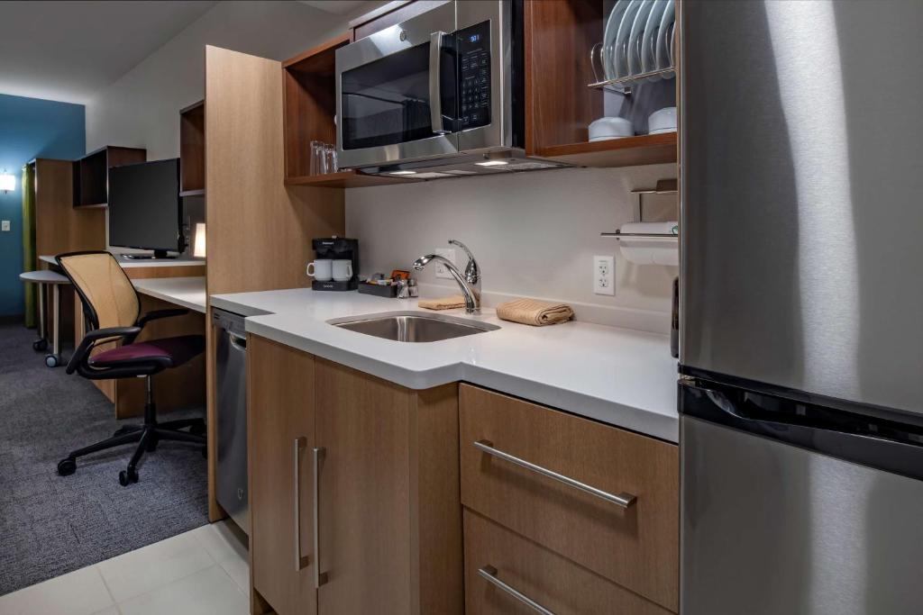 Kuchyň nebo kuchyňský kout v ubytování Home2 Suites By Hilton Wayne, NJ