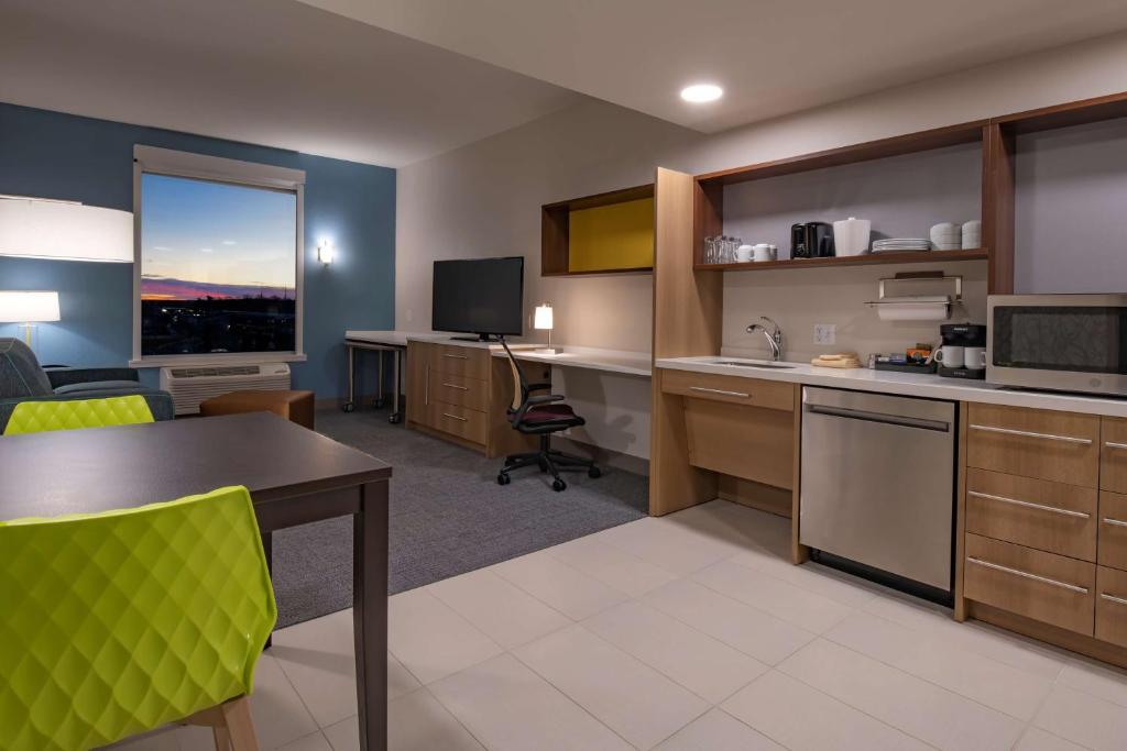 Kuchyň nebo kuchyňský kout v ubytování Home2 Suites By Hilton Wayne, NJ