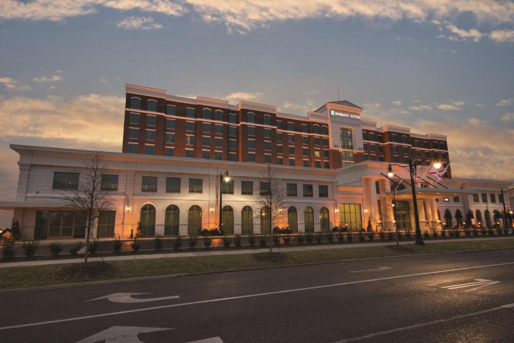 un grand bâtiment sur le côté d'une rue dans l'établissement Embassy Suites by Hilton Tuscaloosa Alabama Downtown, à Tuscaloosa