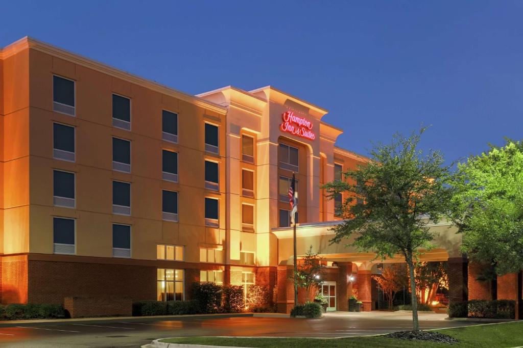 une image d'un hôtel devant le bâtiment dans l'établissement Hampton Inn & Suites Tallahassee I-10-Thomasville Road, à Tallahassee