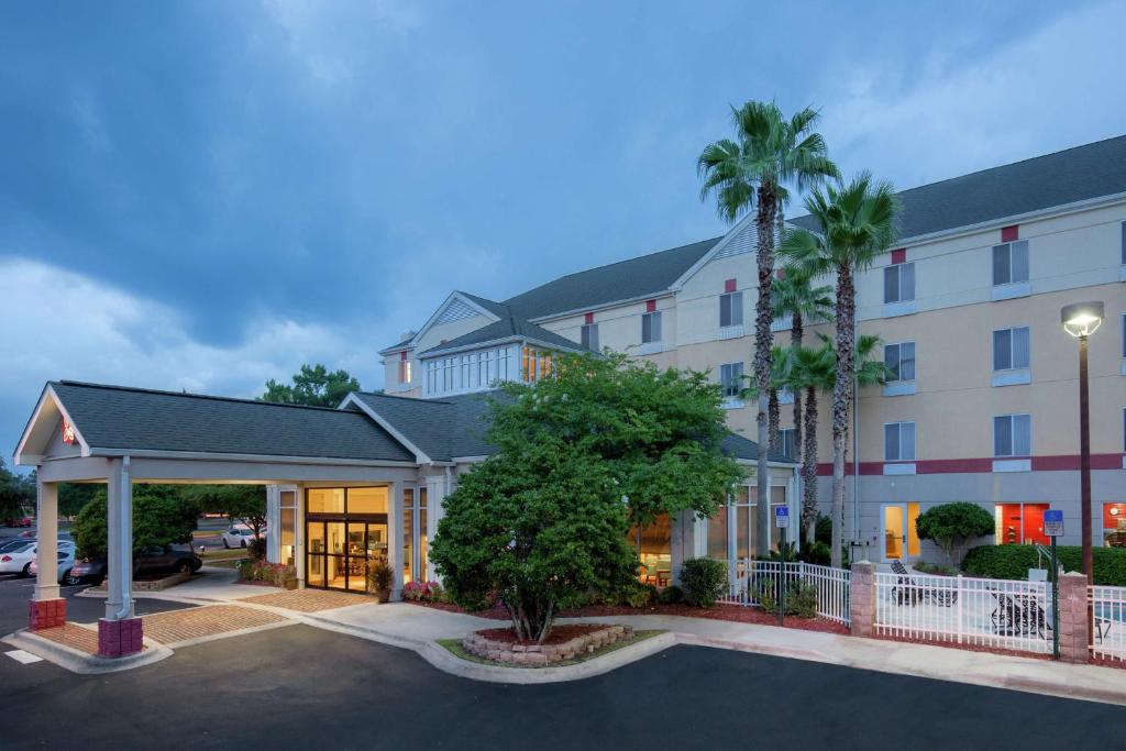 een weergave van de voorkant van een hotel met een parkeerplaats bij Hilton Garden Inn Tallahassee in Tallahassee